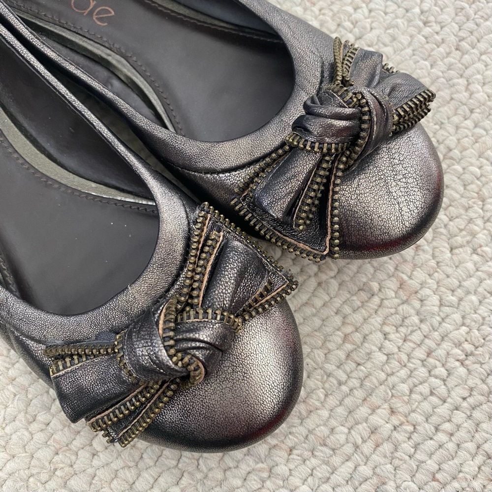 Stella Rae zipper bow detail gold & black metallic flats